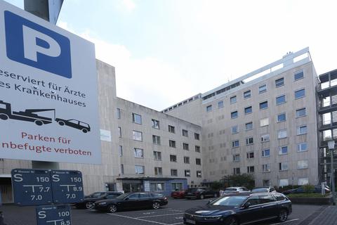 Soll das Marienkrankenhaus in Flörsheim wieder in Betrieb genommen werden, um Coronapatienten zu behandeln? Foto: Vollformat/Dziemballa