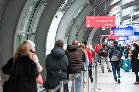 Abfliegende Passagiere am Frankfurter Flughafen müssen Corona-Schnelltest machen. Doch wer überprüft die Rückkehrer aus Risikogebieten?  Archivfoto: dpa