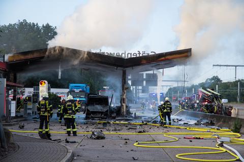 Von der Tankstelle bei Weiterstadt ist kaum mehr als ein Trümmerfeld übriggeblieben. Foto: dpa/5vision Media/Skander Essadi
