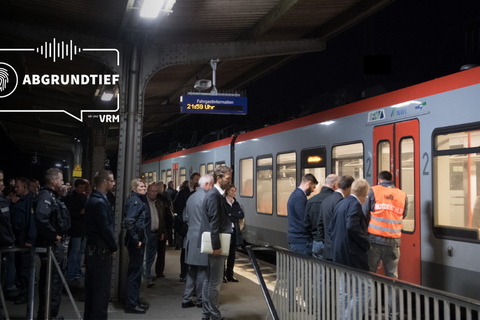 Abgeschirmt von Polizisten steht ein Zug am 26. September 2016 im Bahnhof von Herborn. Bei einem aufwendig inszenierten Ortstermin auf dem Bahnhof versucht das Landgericht Limburg den Tathergang des Polizistenmordes vom Heiligabend 2015 zu rekonstruieren. Archivfoto: dpa
