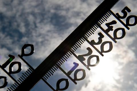 Ein Thermometer in der Sonne.  Symbolfoto: dpa