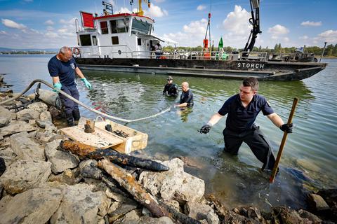 Drei Tage lang dauerte die Sicherungsaktion am Winterhafen, nachdem am ein Spaziergänger am Samstag im Uferbereich des Winterhafens alte Weltkriegsmunition gefunden hatte. Im Flussbett fanden Kräfte des Kampfmittelräumdienst unter anderem Panzerfäuste und Patronen. Foto: Sascha Kopp