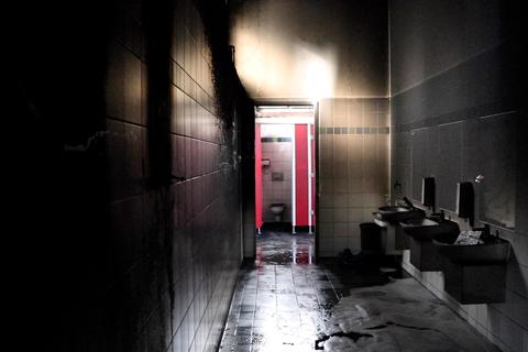 Ein Toilettenraum in der Fürstenbergschule in Frankfurt brennt wegen einer TikTok-Challenge. 5vision.media