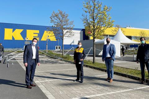 Hofheims Bürgermeister Christian Vogt, Cathrin Scholz (Market Managerin IKEA Wallau), Frederic Lanz (Geschäftsführer Preventim) und Thorsten Kolar (Wirtschaftsförderer von Hofheim) treffen Vorbereitungen für die Eröffnung des Corona-Test-Drive-ins bei Ikea Wallau.          Foto: Preventim