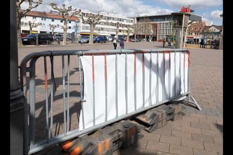 BU: Die Banner am Groß-Gerauer Marktplatz wurden erstmal lediglich eingeklappt, aber noch nicht komplett demontiert. Foto: Vollformat/Volker Dziemballa 