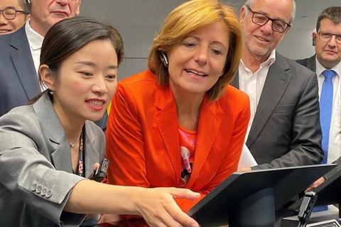 Im Lenovo Future Lab in Shanghai lässt sich Ministerpräsidentin Malu Dreyer im Oktober 2019 neuartige Anwendungen Künstlicher Intelligenz erläutern. Foto: Fulmidas