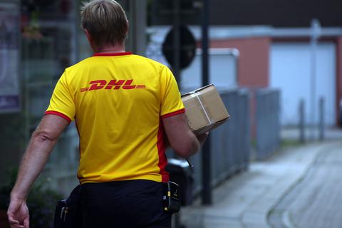 Künftig sollen die Paketzusteller der DHL nicht mehr automatisch beim Empfänger klingeln. Der Zustellprozess soll sich ab Juli ändern. Foto: dpa