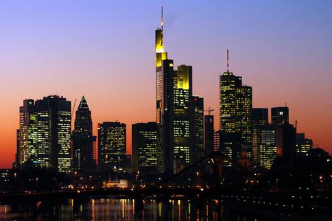 Die Skyline der Banken- und Finanzmetropole Frankfurt. Foto: dpa/ Arne Dedert