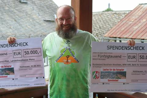 Die 100 000 Euro-Marke ist längst erreicht. Alex Holl überweist das Geld an zwei Bundesländer. Foto: Thorsten Stötzer