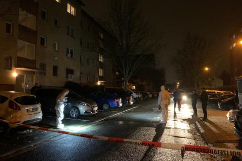Mitarbeiter der Polizei sichern den Tatort ab. Ein Unbekannter hat im Frankfurter Stadtteil Bergen-Enkheim einen Mann angeschossen und ist anschließend geflüchtet. Foto: dpa