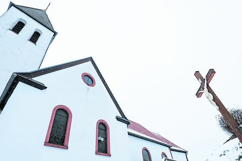Die katholische Kirche in Hering. Pfarrer Frank Blumers hat das Aufklärungsprojekt der Missbrauchsfälle im Ortsteil angestoßen. Foto: Guido Schiek