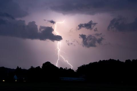Ein Blitz erhellt den Nachthimmel. Symbolfoto: dpa
