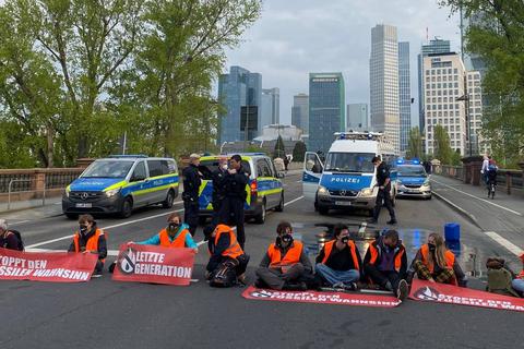 Aktivisiten der Gruppe "Letzte Generation" blockieren die Untermainbrücke in Frankfurt. Foto: "Letzte Generation"
