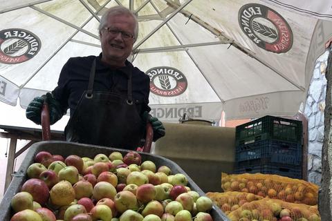 Rainer Emmel musste wegen des heißen Sommers früher mit dem Keltern der Äpfel beginnen. Foto: Bianca Beier