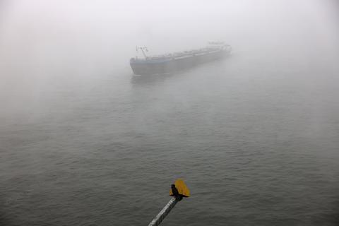 Ein Schiff fährt bei Nebel über den Rhein. Symbolfoto: dpa