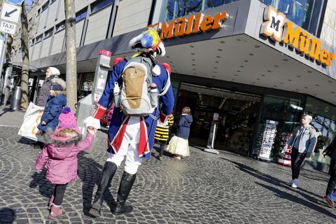 Viele Geschäfte in Mainz hatten in diesem Jahr zum ersten Mal an Rosenmontag geöffnet.  Foto: Sascha Kopp