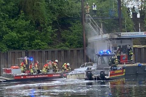 Die Feuerwehr bei den Löscharbeiten des explodierten Sportbootes im Yachthafen von Neuwied. Foto: Polizei