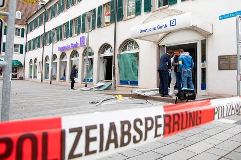 Am frühen Mittwochmorgen ist ein Geldausgabeautomat in Rüsselsheim von bislang unbekannten Tätern gesprengt worden. Foto: Volker Dziemballa/Vollformat 