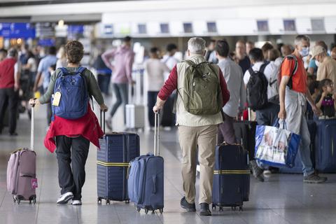 Passagiere warten auf dem Flughafen in Frankfurt am Main auf ihren Check-In.  Foto: dpa