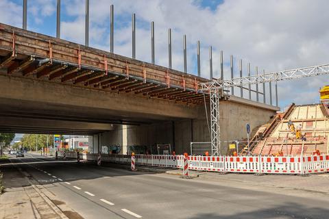 Die Arbeiten an der Schiersteiner Brücke verschieben sich deutlich. Foto: René Vigneron