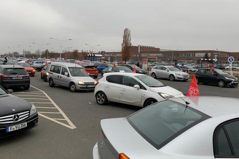 Mehr als 1500 Opel-Fahrzeuge nahmen nach Angaben der IG Metall an dem Autokorso teil, den die Gewerkschaft als Protest gegen angedrohte betriebsbedingte Kündigungen organisiert hatte.  Foto: Marcel Großmann