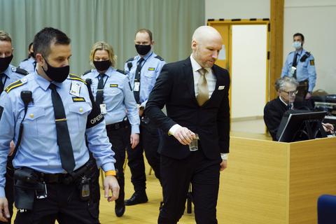 Der verurteilte Massenmörder Anders Behring Breivik (rechts) wird von der Polizei in den Gerichtssaal eskortiert. Foto: dpa