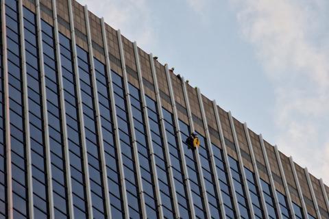 In Frankfurt ist ein Mann an einem Hochhaus hochgeklettert. Foto: 5vision.media