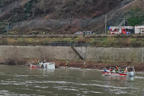 Feuerwehrboote sichern das bei Kaub im Rhein reibende Wohnmobil. Foto: Wasserschutzpolizei St Goar.