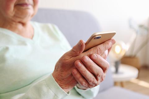 Auch Senioren kommunizieren per Smartphone. Wer nicht von der Familie „geschult“ wird, kann sich in speziellen Kursen Rat holen. Foto: Evrymmnt - stock.adobe