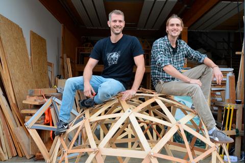Philipp Jungk (links) und Leo Schleith von Vision Domes verwandeln Lattenroste und andere Holzbretter in multifunktionale Kuppeln: als Wintergarten, Gewächshaus, Festival-Zelt oder Hochzeitspavillon. Foto: Marco Partner 