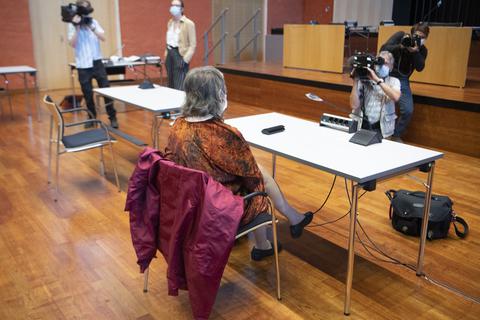 Die angeklagte Sekten-Chefin sitzt zur Urteilsverkündung im Mordprozess im Gerichtssaal. Foto: Boris Roessler