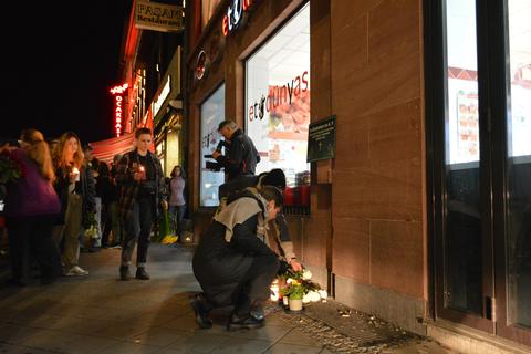 Ein halbes Jahr nach dem Tod eines 47-Jährigen, der infolge eines gewaltsamen Polizeieinsatzes starb, wurde am Tatort unweit des Mannheimer Marktplatzes eine Gedenktafel angebracht sowie Blumen und Kerzen niedergelegt.