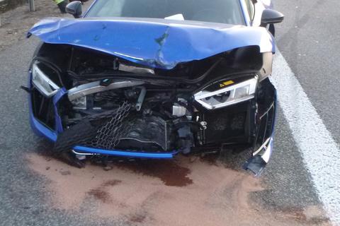 Der blaue Sportwagen war laut Zeugen mit deutlich erhöhter Geschwindigkeit auf ein vorausfahrendes Auto aufgeprallt. Foto: Autobahnpolizei