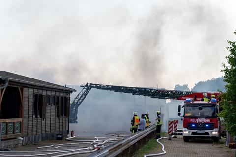 Beim Brand der Scheune bei Trebur gelang es der Feuerwehr, ein Übergreifen der Flammen auf Nachbargebäude zu verhindern.