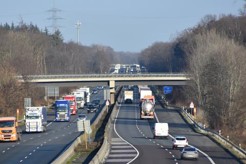 Noch fahren die Autos hier auf vier Spuren. Doch die A 67 soll in ganzer Länge sechsspurig ausgebaut werden. Das stößt auf Kritik. Archivfoto: Hans-Jürgen Brunnengräber