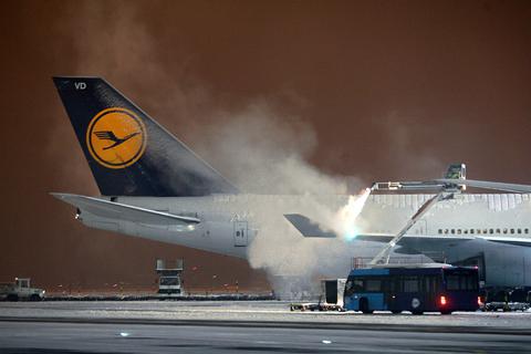 Mitarbeiter des Flughafens Frankfurt enteisen die Tragfläche einer Lufthansa-Maschine (Archivbild).