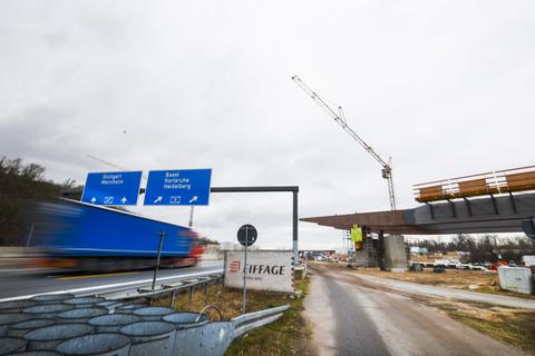 Die Erneuerung der maroden Brücken am Darmstädter Kreuz wird sich noch eine Weile hinziehen. Am Wochenende ist wieder eine Sperrung erforderlich.               Foto: Guido Schiek