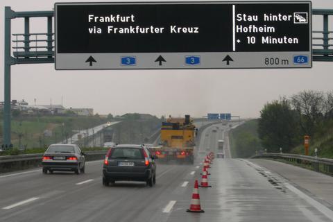 Digitale Schilderbrücken wie diese an der A3 sollen mit wechselnden Anzeigen und Warnungen zur Stauvermeidung beitragen - künftig auch an Landstraßen im Rhein-Main-Gebiet. 