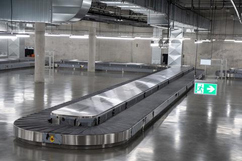 Aktuell bewegt sich was am Terminal 3: Das Gepäckband wird schon getestet. Bis der Rest des neuen Flugsteigs genutzt wird, soll es aber noch dauern. Foto: Tim Würz / VRM Bild