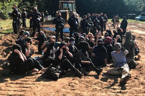 Waldbesetzer blockieren die Arbeiten im Dannenröder Forst. Foto: Berghöfer 