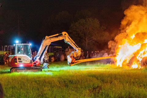 Strohballen brennen in Sickendorf. Fuldamedia