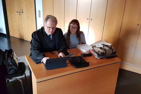 Rechtsanwalt Bernhard Lorenz mit seiner Mandantin Hannelore Richter.