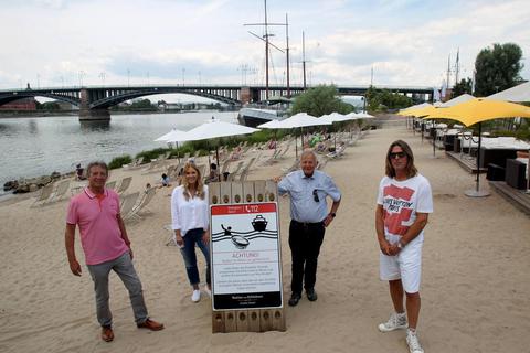 Strudel und Strömungen machen das Schwimmen im Rhein zu einer lebensgefährlichen Angelegenheit. Schilder warnen. Foto: hbz/Jörg Henkel