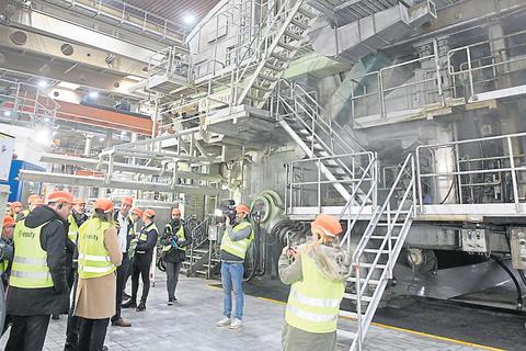 Essity hat einen Durchbruch erzielt: Als nach eigenen Angaben erstes Unternehmen der Papierindustrie ist es gelungen, eine Papierrolle CO2-frei herzustellen. Der Werksleiter Thorsten Becherer und der Projektleiter Christian Schüller geben einen Überblick über das erfolgreiche Pilotprojekt. © hbz/Jörg Henkel