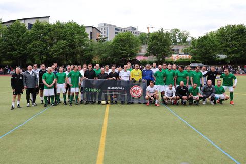Benefizspiel der Traditionsmannschaft von Eintracht Frankfurt gegen die Helios-HSK zugunsten von „ihnen leuchtet ein Licht” - das Teamfoto der Eintracht und der HSK zu Beginn des Spiels