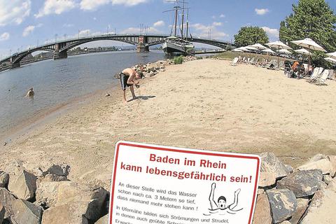 Fluss mit Tiefgang: Eine deutliche Warnung am Strand von Kastel macht klar, dass der Rhein nicht zu unterschätzen ist. Archivfoto: hbz/Jörg Henkel