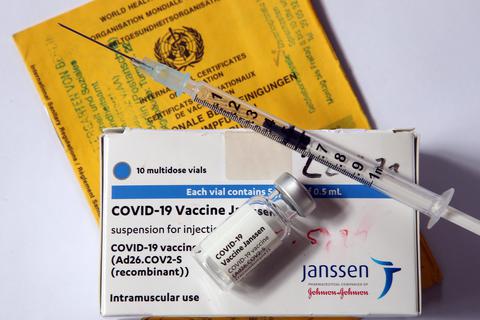 Eine Spritze und eine Ampulle des Impfstoffs von Johnson & Johnson gegen das Coronavirus liegen auf einer Verpackung des Impfpräparats. Foto: dpa