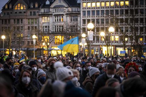 Mahnwache auf dem Dernschen Gelände in Wiesbaden: Laut Polizei sind etwa 800 Menschen auf dem Platz, um ihre Solidarität mit der Ukraine zu zeigen. Foto: Lukas Görlach