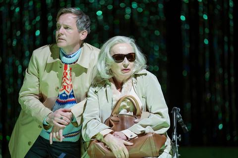 Johannes Zirner und Barbara Petritsch in der Burgtheater-Inszenierung von Christian Krachts "Eurotrash" bei den Wiesbadener Maifestspielen.
