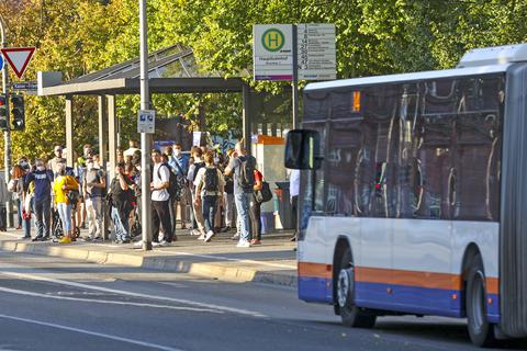 Volle Bussteige: Am Montagmorgen herrscht einiges an Betrieb an Wiesbadens Bushaltestellen.             Foto: René Vigneron